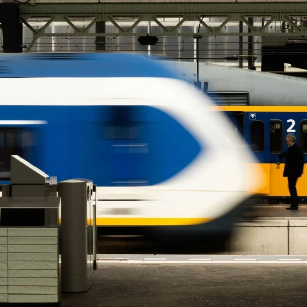 Flughafen Transfer per Zug: Der günstigste Weg in die Stadt vom Flughafen Amsterdam aus