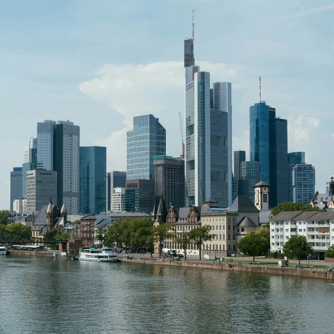 Frankfurt verspätete und ausgefallene Flüge - Frankfurter Skyline