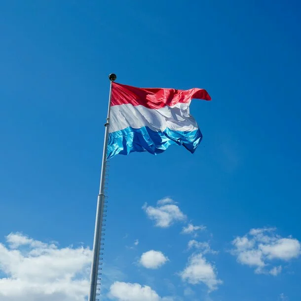 Die Flagge von Luxemburg könnte auf Halbmast wehen, wenn man mit Luxair eine Verspätung erlebt. 