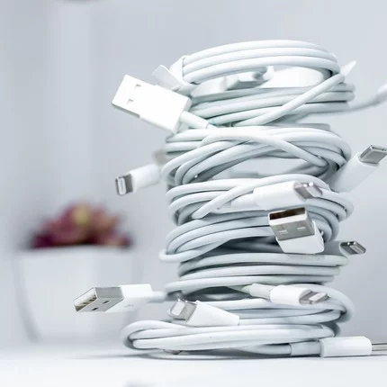 Lifehack für gratis Lademöglichkeiten am Flughafen! Kostenlose Ladekabel und Netzteile am Flughafen