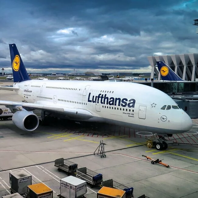 Airbus A380 von Lufthansa verspätet und überbucht aus Bangkok landet in München, Entschädigungen nach EG 261 werden gezahlt werden müssen