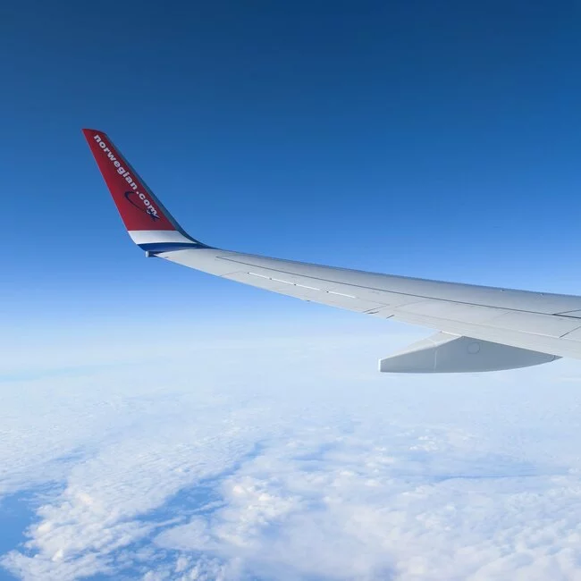 Der Flügel von einem verspäteten Norwegian Flugzeug. 