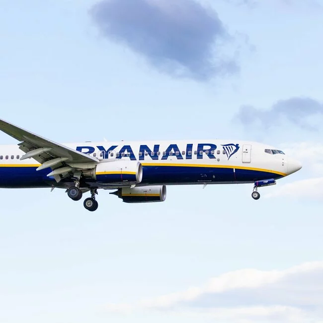 Boeing von Ryanair im Landeanflug mit Verspätung 
