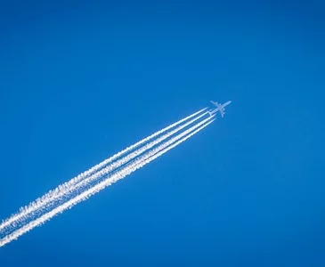 Erderwärmung durch Emissionen von Autos und Flugzeugen