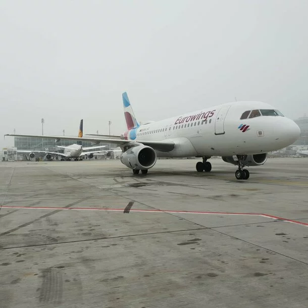 Airbus von Eurowings am Gate wegen einer Streichung des Fluges