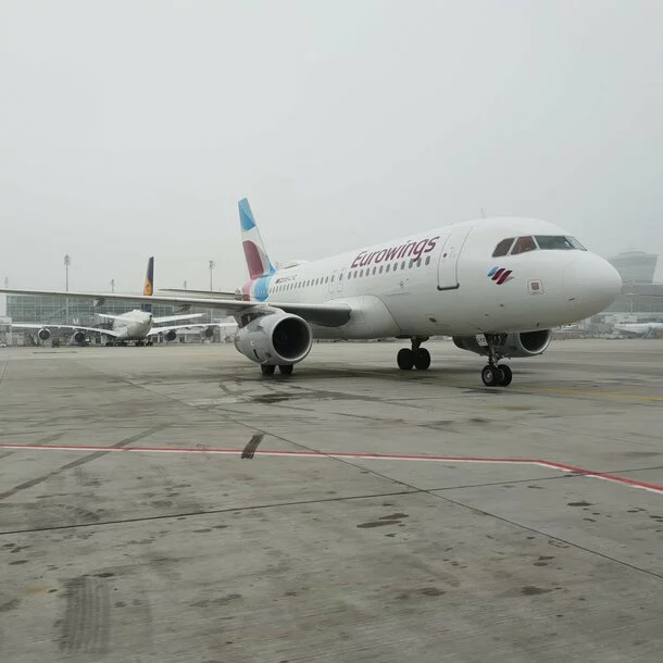 Airbus von Eurowings am Gate in München wegen einer Streichung des Fluges nach Mallorca