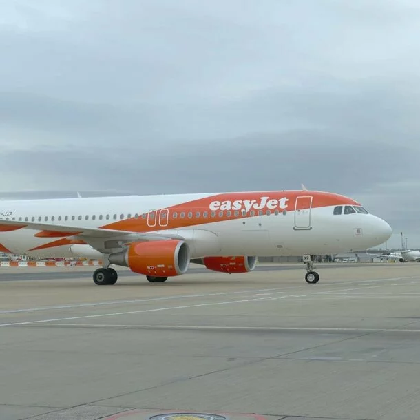 EasyJet Airbus rollt zeitverzögert auf die Landebahn hinzu.