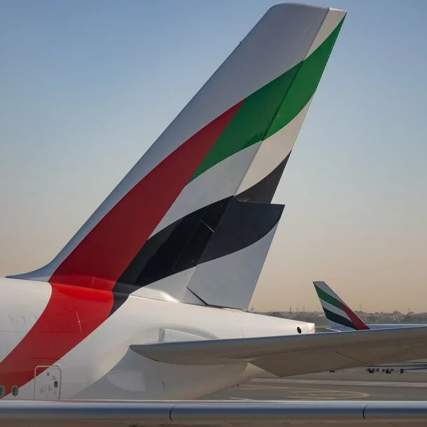 Emirates Flugzeuge stehen verspätet am Gate