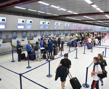 Fluggäste am Flughafen probieren die günstigsten Flüge Deutschlands im Juni aus