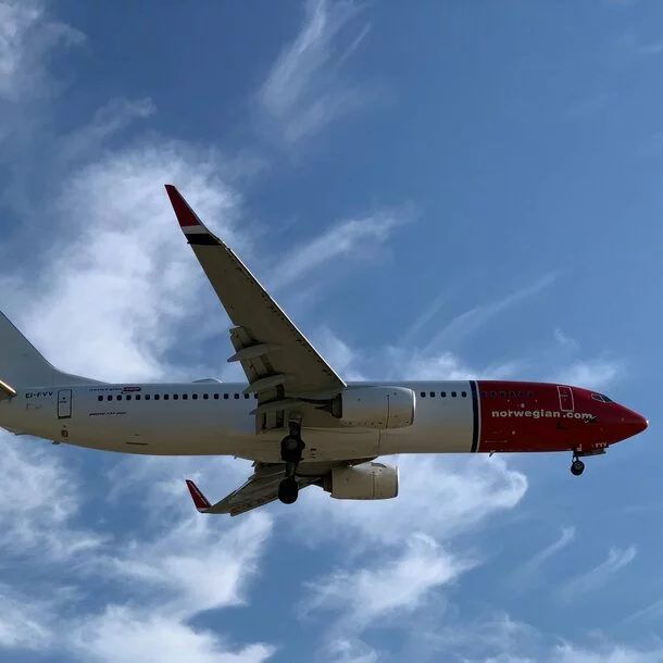Norwegian Flugzeug fliegt verspätet vorbei. 