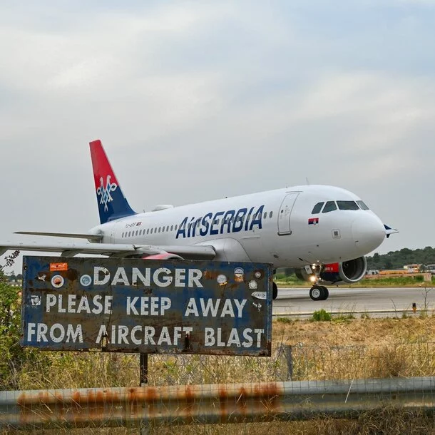 Air Serbia Flugzeug mit Verspätung am Flughafen Belgrad