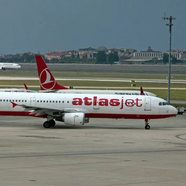 Flugzeuge von Turkish Airlines stehen am Flughafen Istanbul wegen einem Streik, die Fluggäste fordern Erstattung nach EG 261