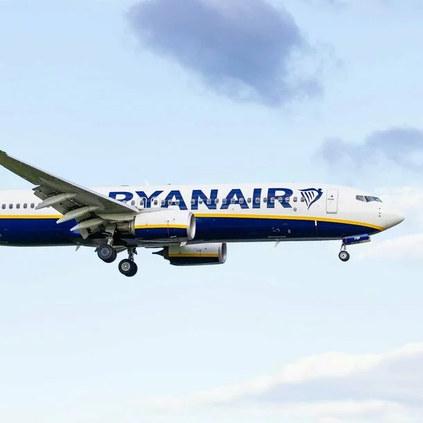 Verspätetes Ryanair Flugzeug welches von Passagieren erwartet wird