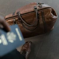 Ein Reisender, der betroffen von einer Flugverspätung oder einem Flugausfall ist, wartet im Terminal