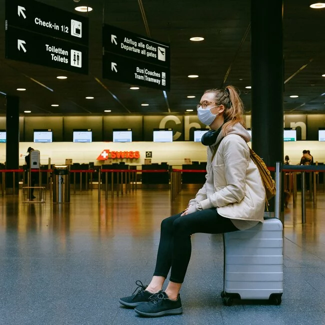 Eine Frau wartet aufgrund eines verspäteten Fluges am Gate und hat Anspruch auf eine Erstattung des Flugpreises