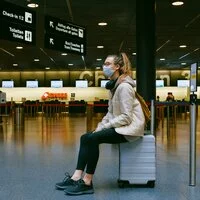 Eine Frau wartet aufgrund eines verspäteten Fluges am Gate und hat Anspruch auf eine Erstattung des Flugpreises