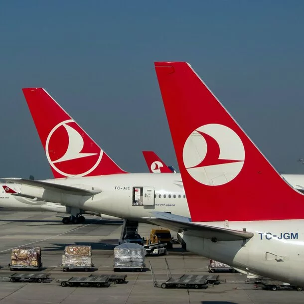 Andolujet Flugzeuge stehen am Flughafen in Istanbul wegen Verspätungen. 