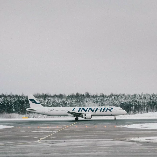 Finnair Flug kommt verspätet an Flughafen in Helsinki an