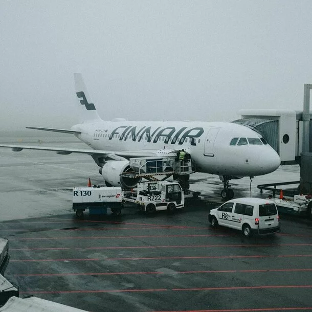 Flugzeug von Finnair mit Verspätung am Gate