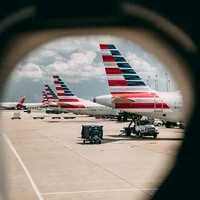 Ein American Airlines Flieger fotografiert aus dem Fenster eines anderen, verspäteten Flugzeugs.