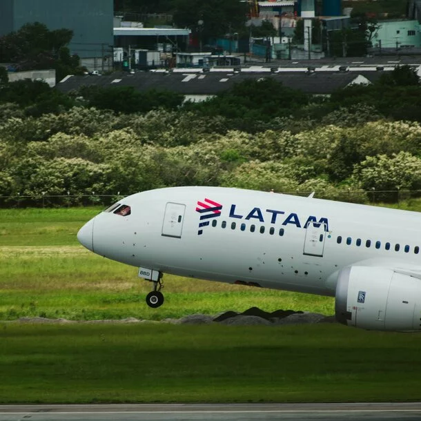LATAM Airlines Flugzeug hebt mit Verspätung in Madrid ab