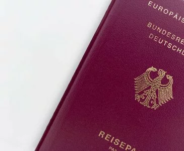 Ein deutscher Reisepass mit gültigem Stempel – Informationen zur Reisepassgültigkeit und Voraussetzungen für Reisen.