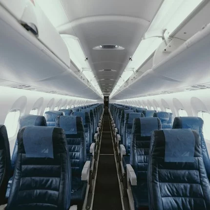 Sitzplätze im Flugzeug für Menschen mit Gips