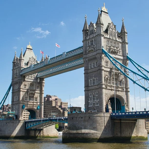 Die Themse, ein beeindruckender Fluss in London, Vereinigtes Königreich. Mit klarem Himmel über sich und zahlreichen lokalen Sehenswürdigkeiten entlang seiner Ufer, ist die Themse ein beliebtes Reiseziel für Besucher aus aller Welt. Als zentrales Element der Stadt verbindet sie verschiedene Stadtteile und enthüllt die reiche Geschichte und Kultur der britischen Hauptstadt. Die berühmte Tower Bridge, ein Wahrzeichen Londons, spannt sich majestätisch über die Themse und bietet einen malerischen Anblick. Entdecke die Schönheit und Faszination dieses Flusses, der als beliebtes Wallpaper-Motiv dient und die Seele der Stadt widerspiegelt.