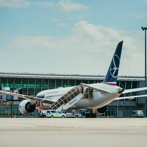 LOT Polish Airlines Maschine steht am Boden wegen Flugausfall