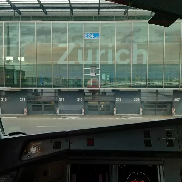 Der Zürich Flughafen (ZRH) in Kloten, Schweiz, präsentiert sich mit seiner grauen Ästhetik und beeindruckenden Architektur. Das Terminal des Flughafens ist ein geschäftiger und moderner Knotenpunkt für Reisende aus aller Welt. Die Grautöne verleihen dem Flughafen eine zeitlose Atmosphäre, während Menschen und Flugzeuge in ständiger Bewegung sind. Diese faszinierenden Eindrücke des Flughafens Zürich stehen als Creative Commons-Bilder zur Verfügung und bieten einen Einblick in den pulsierenden Flughafenbetrieb