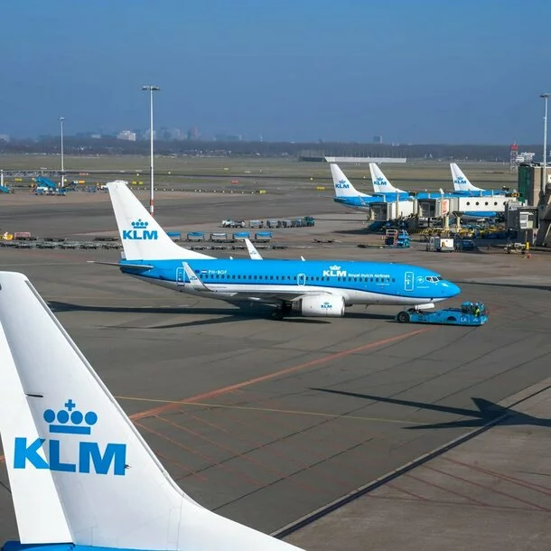 Verspätete KLM Flugzeuge auf dem Rollfeld