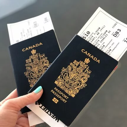 Reisepässe mit Flugtickets inkl. Flug- und Buchungsnummer