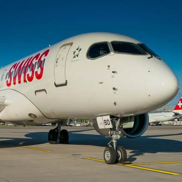 Flugzeug von Swiss Airlines wartet auf dem Rollfeld, aufgrund von Verspätungen