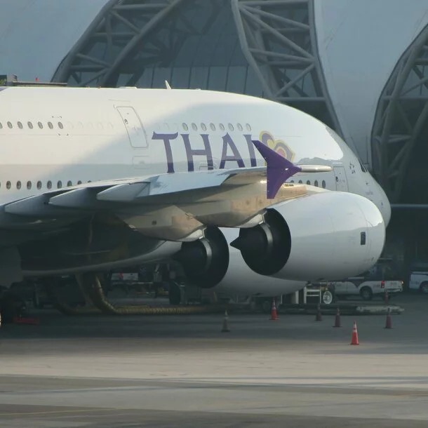 A 380 von Thai Airways wegen Flugausfall am Gate in Bangkok