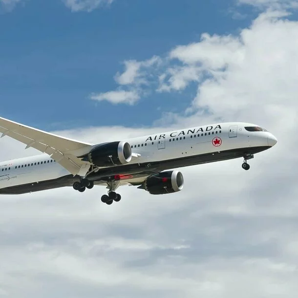 Boeing von Air Canada im Landeanflug auf Toronto mit Verspätung