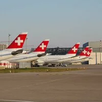 Flugzeuge von Swiss Airlines wartet am Gate, aufgrund von Verspätungen