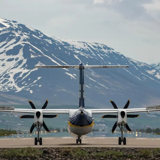 Verspätetes Icelandair Flugzeug welches von Passagieren erwartet wird