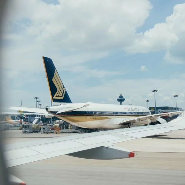 Singapore Airlines Maschine steht wegen Flugausfall am Gate. 